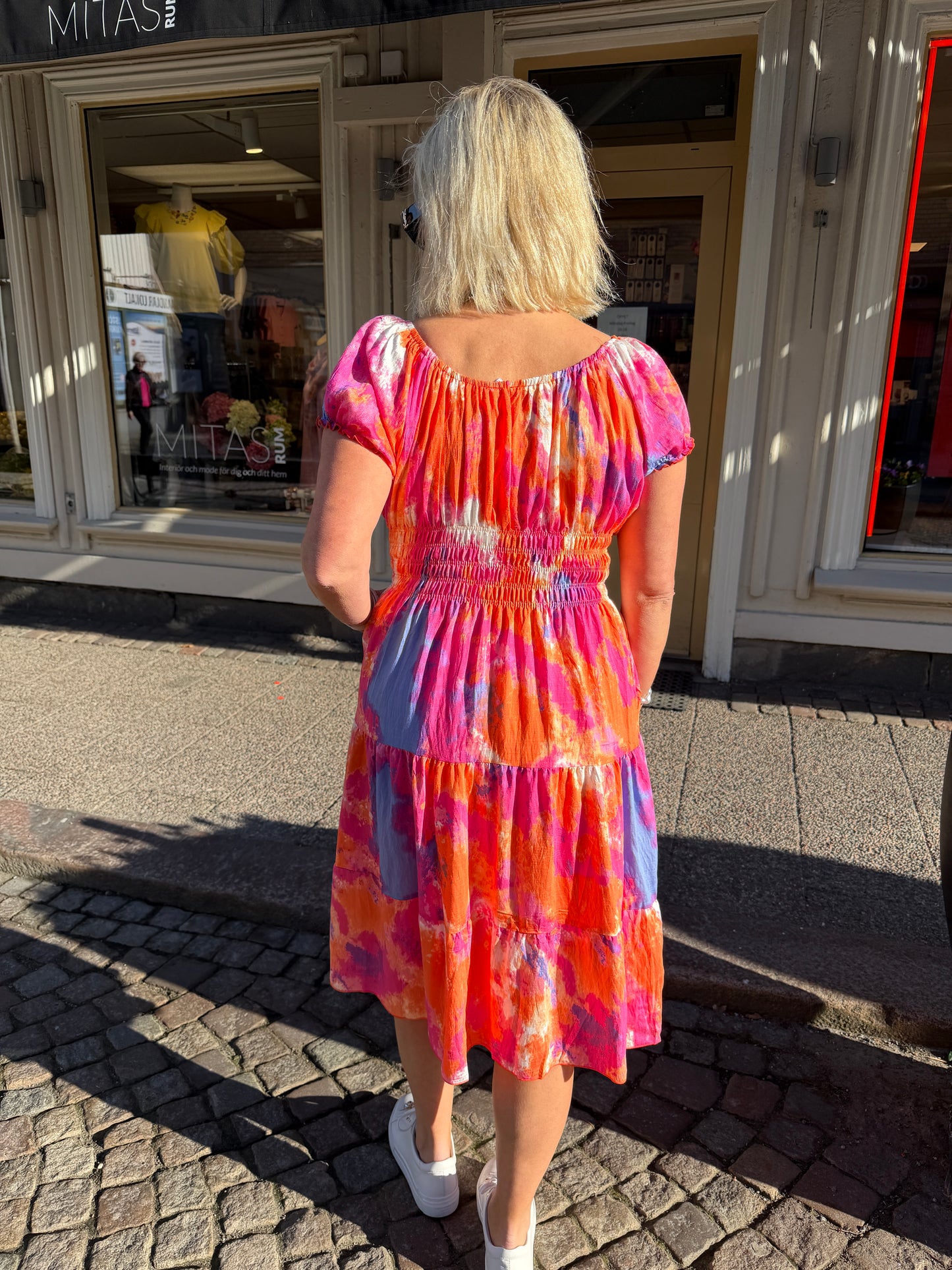 Klänning Kort Med Träknapp (Rosa)