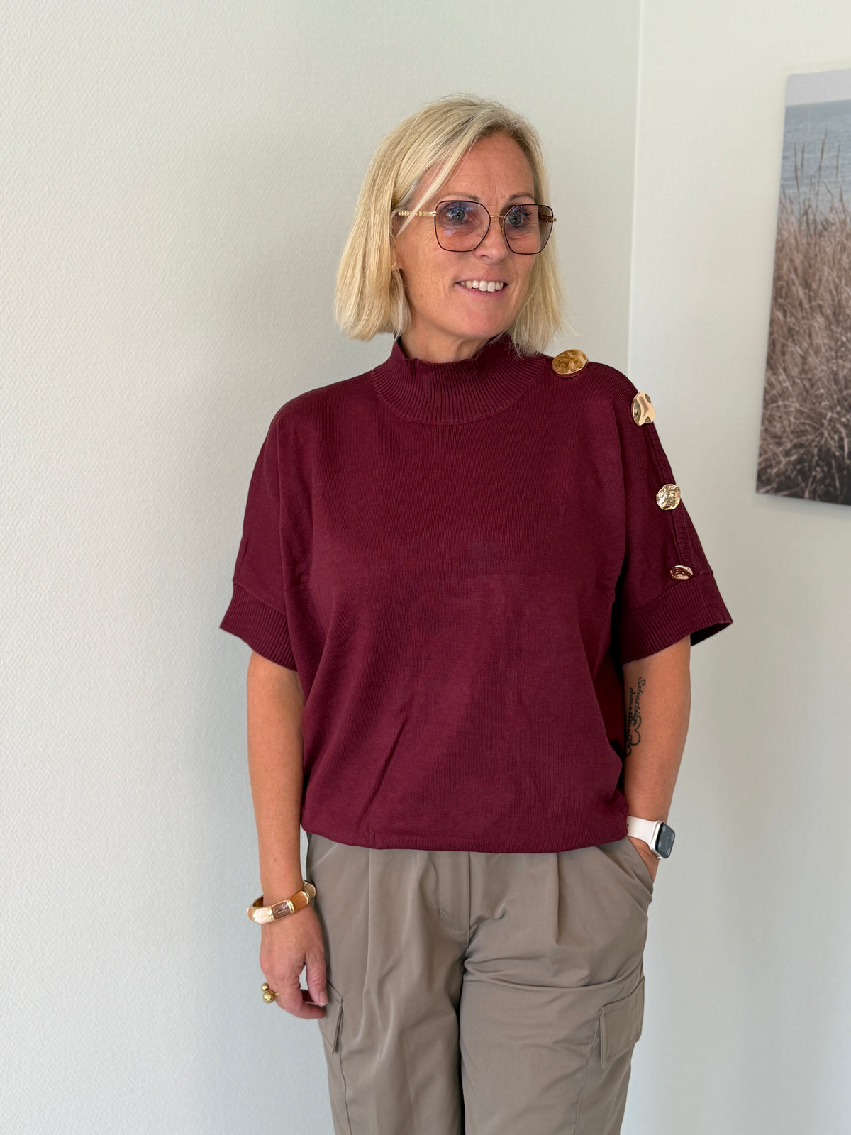 Stickad Tröja Med Guldknapp (Vinröd)