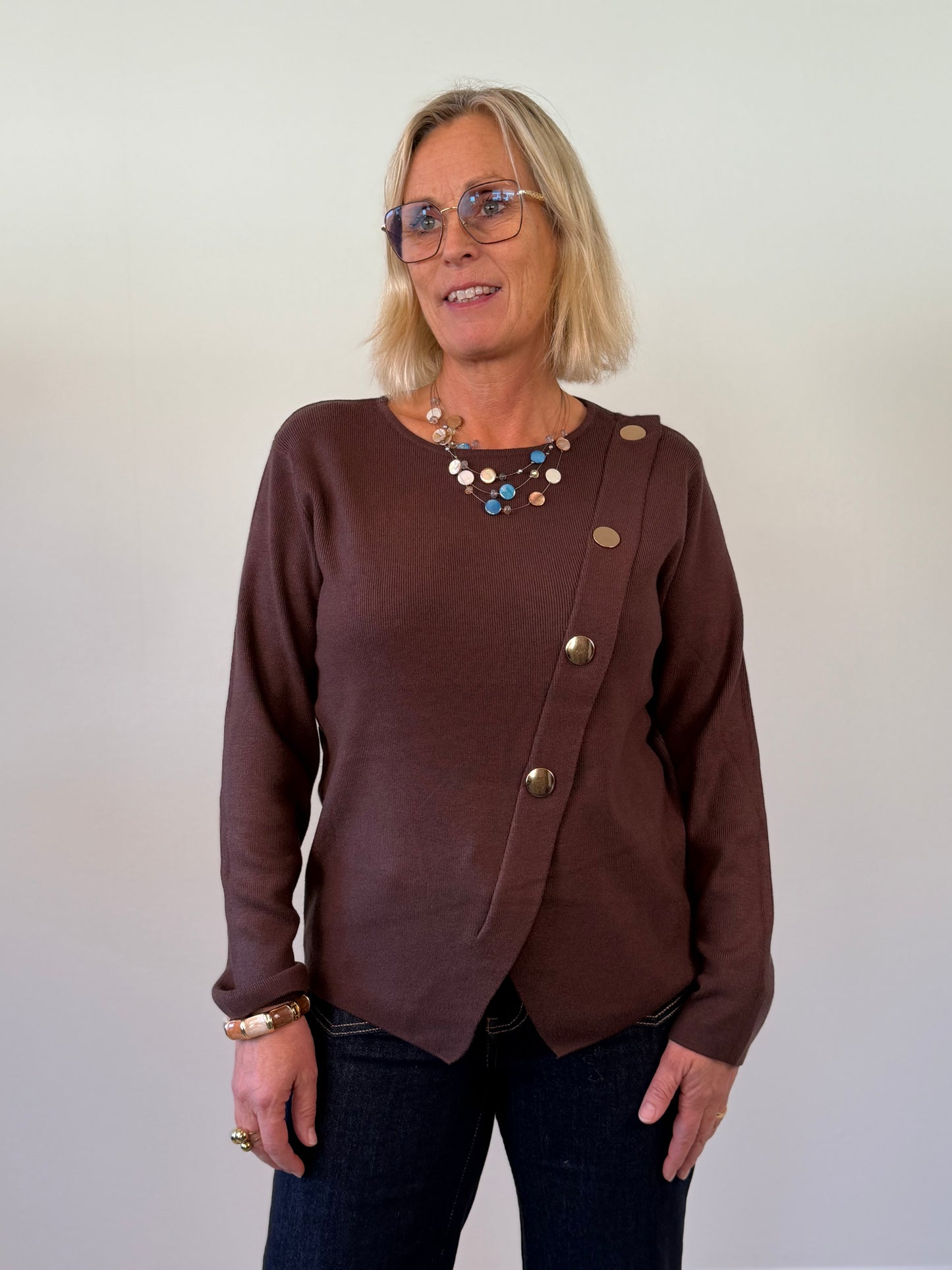 Stickad Tröja Med Guldknappar (Brun)