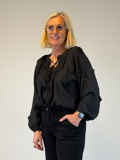 Blus Med Blommor (Svart)