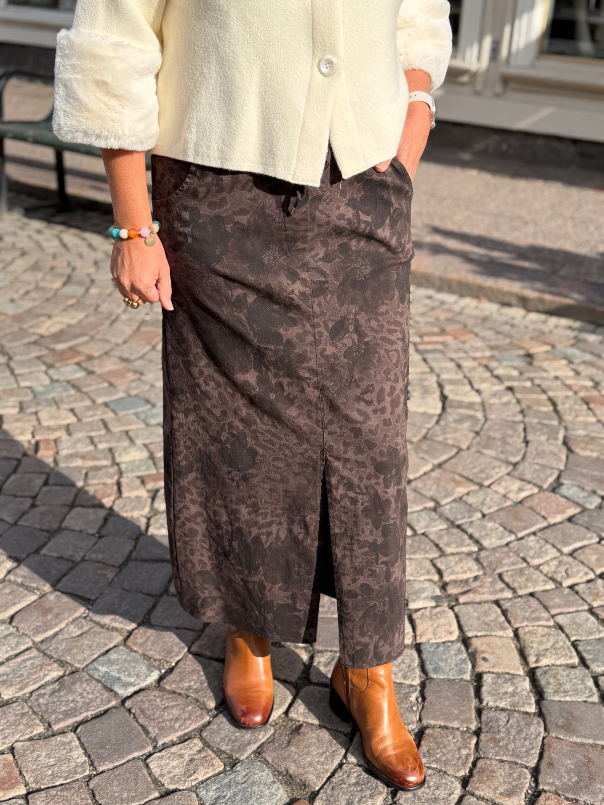 Madde Lång Mirakelkjol Leo Flower (Coffee)