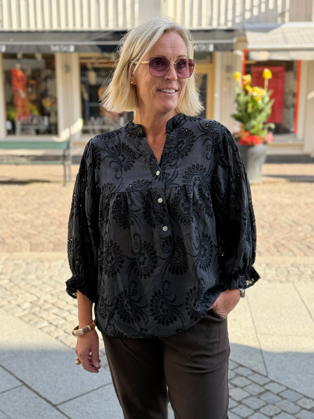 Julie Broderad Blus (Svart)