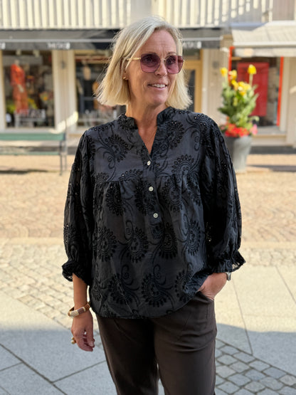 Julie Broderad Blus (Svart)