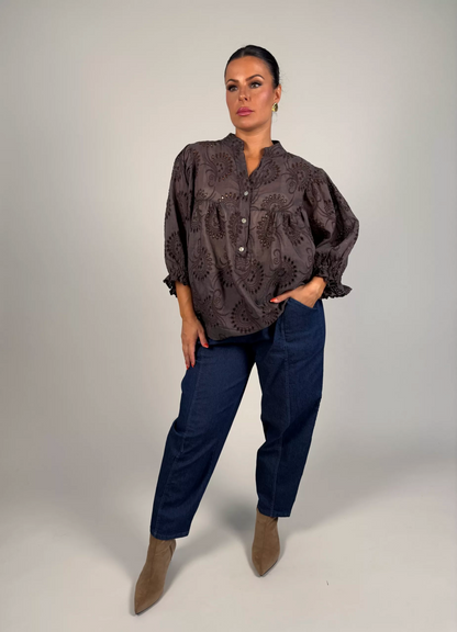 Julie Broderad Blus (Bruna)