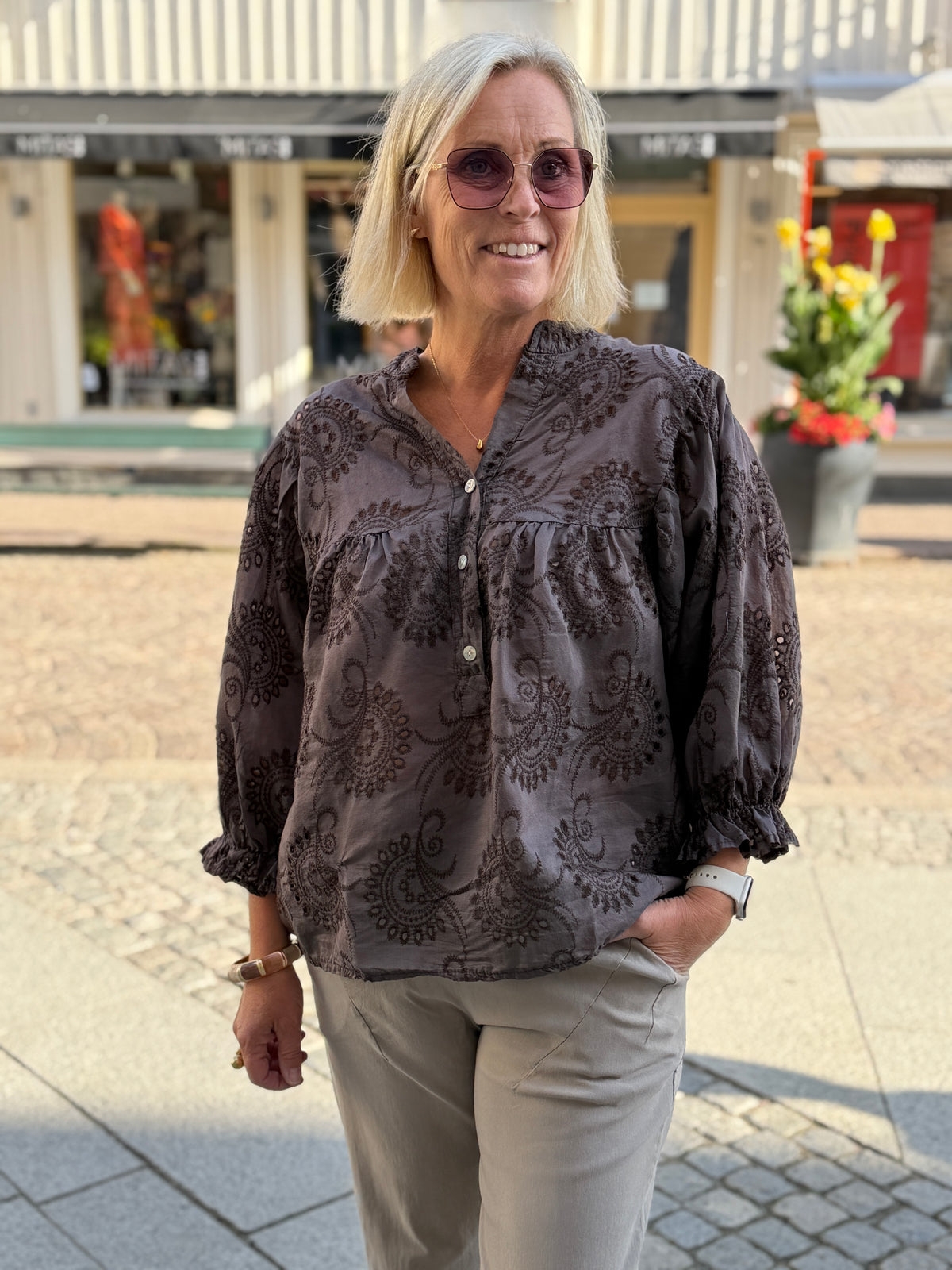 Julie Broderad Blus (Bruna)