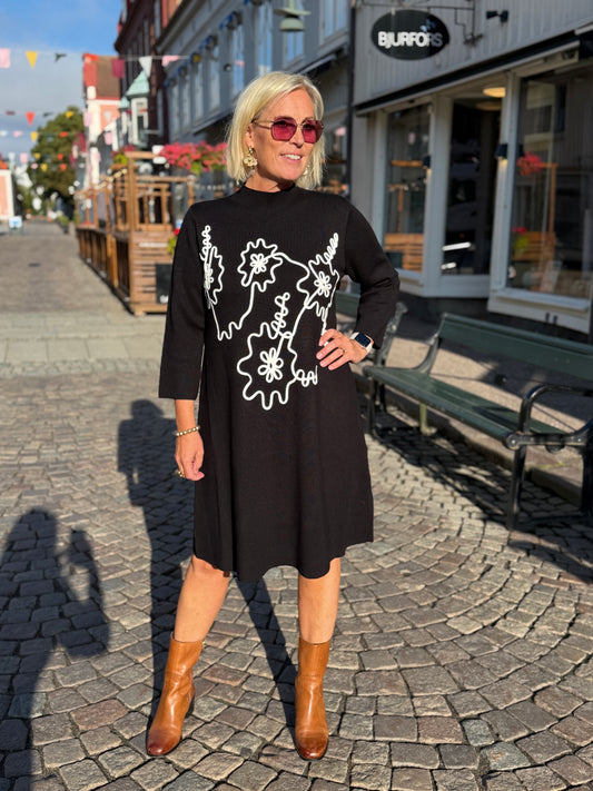 Fqani-Dress (Black w. Star Off-white)