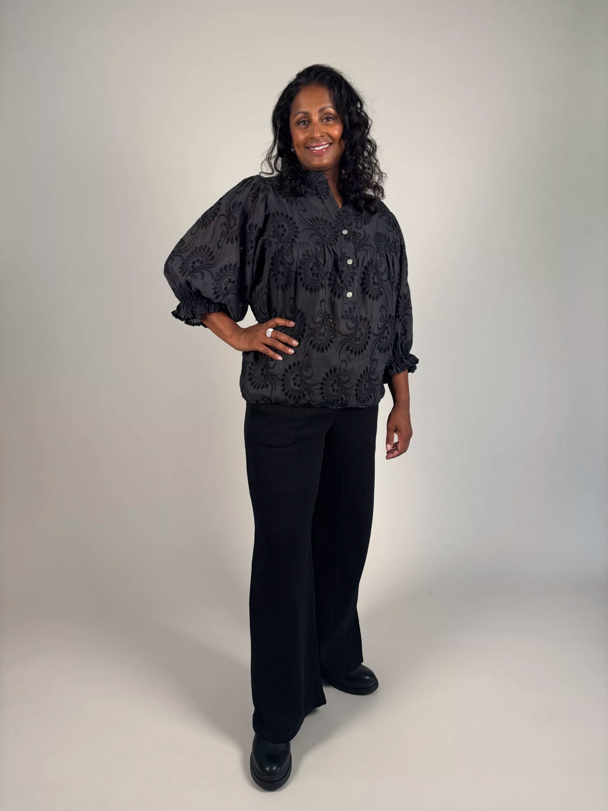 Julie Broderad Blus (Svart)