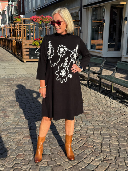 Fqani-Dress (Black w. Star Off-white)