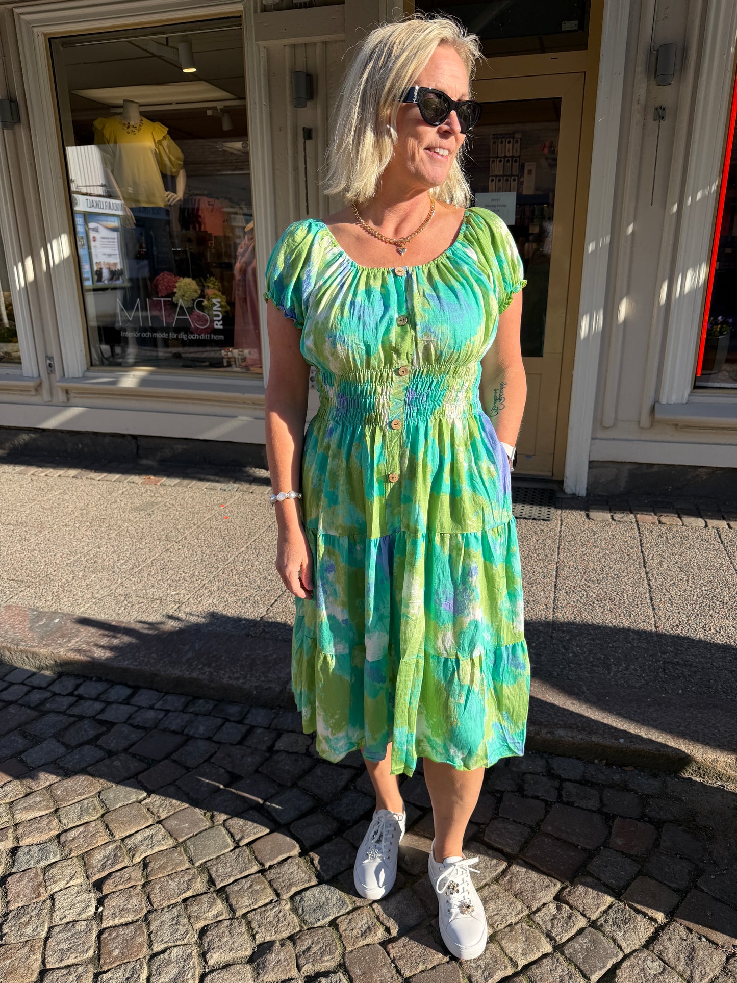 Klänning Kort Med Träknapp (Grön)