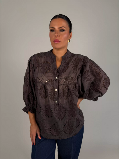 Julie Broderad Blus (Bruna)