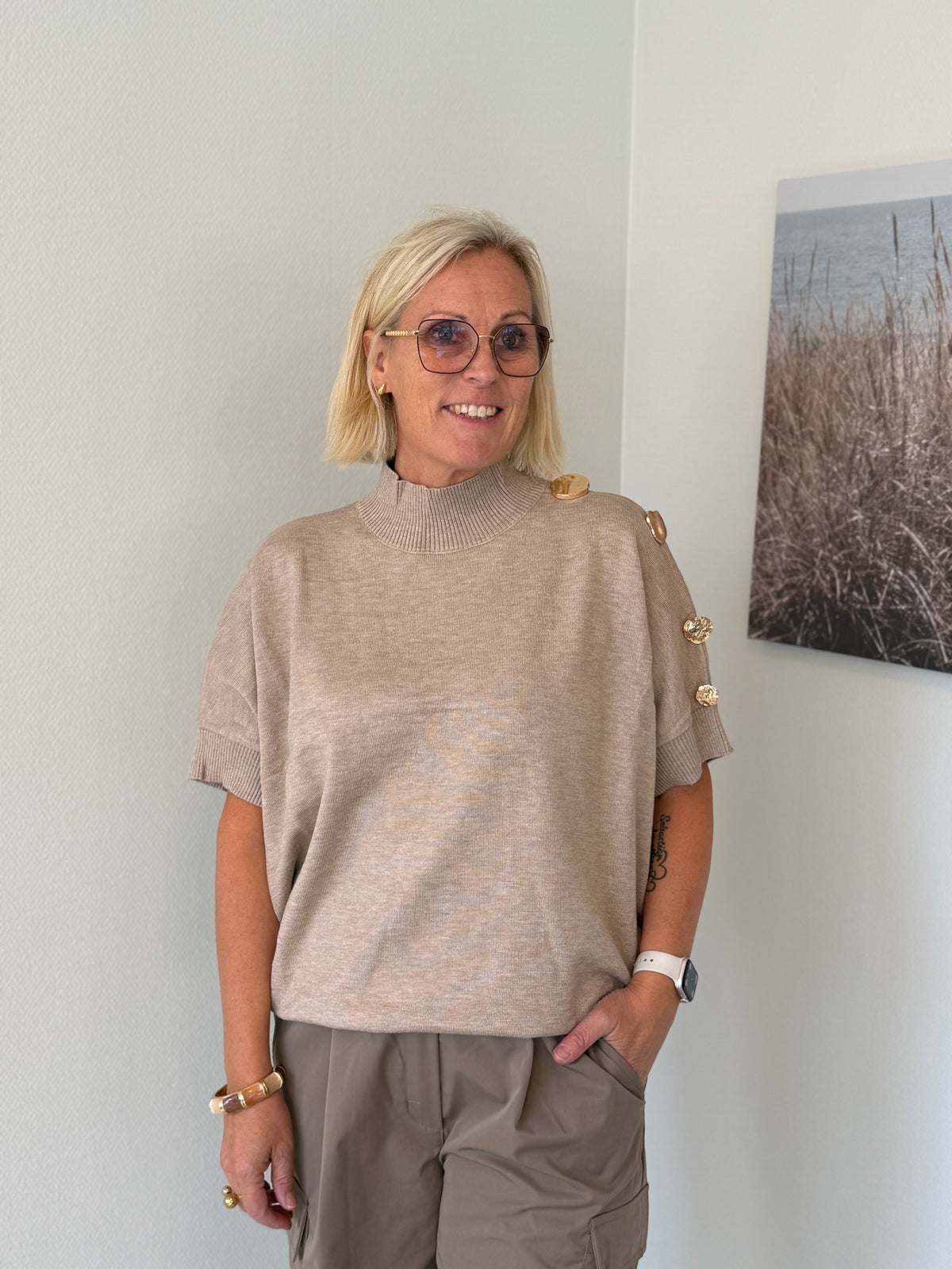 Stickad Tröja Med Guldknapp (Beige)