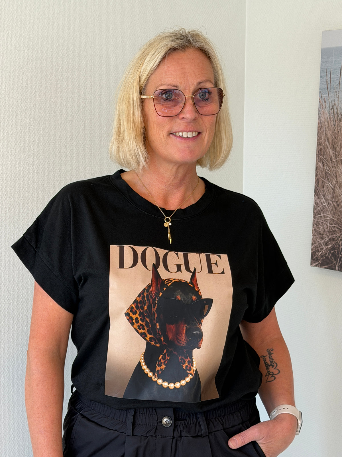 Irma T-Shirt Dobermannn Coffee (Svart)