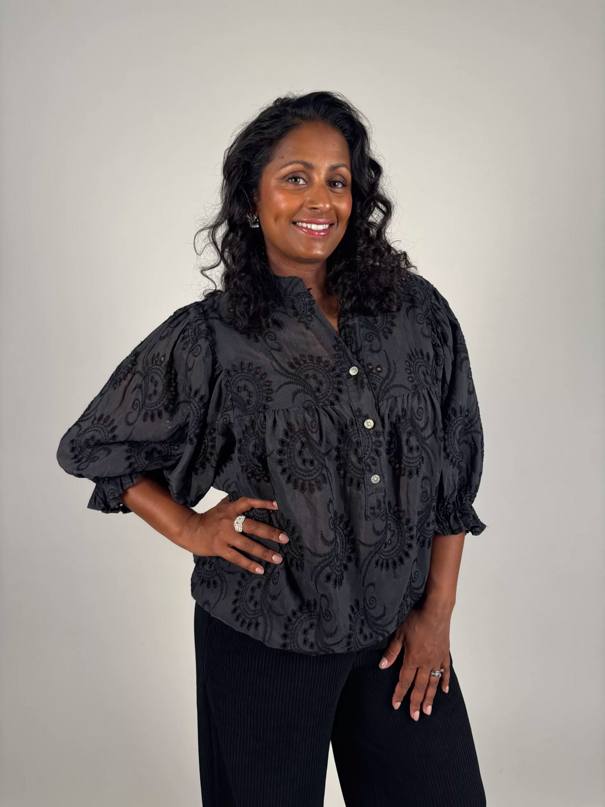 Julie Broderad Blus (Svart)