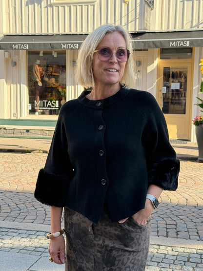 Silja Cardigan Med Pälskant (Svart)