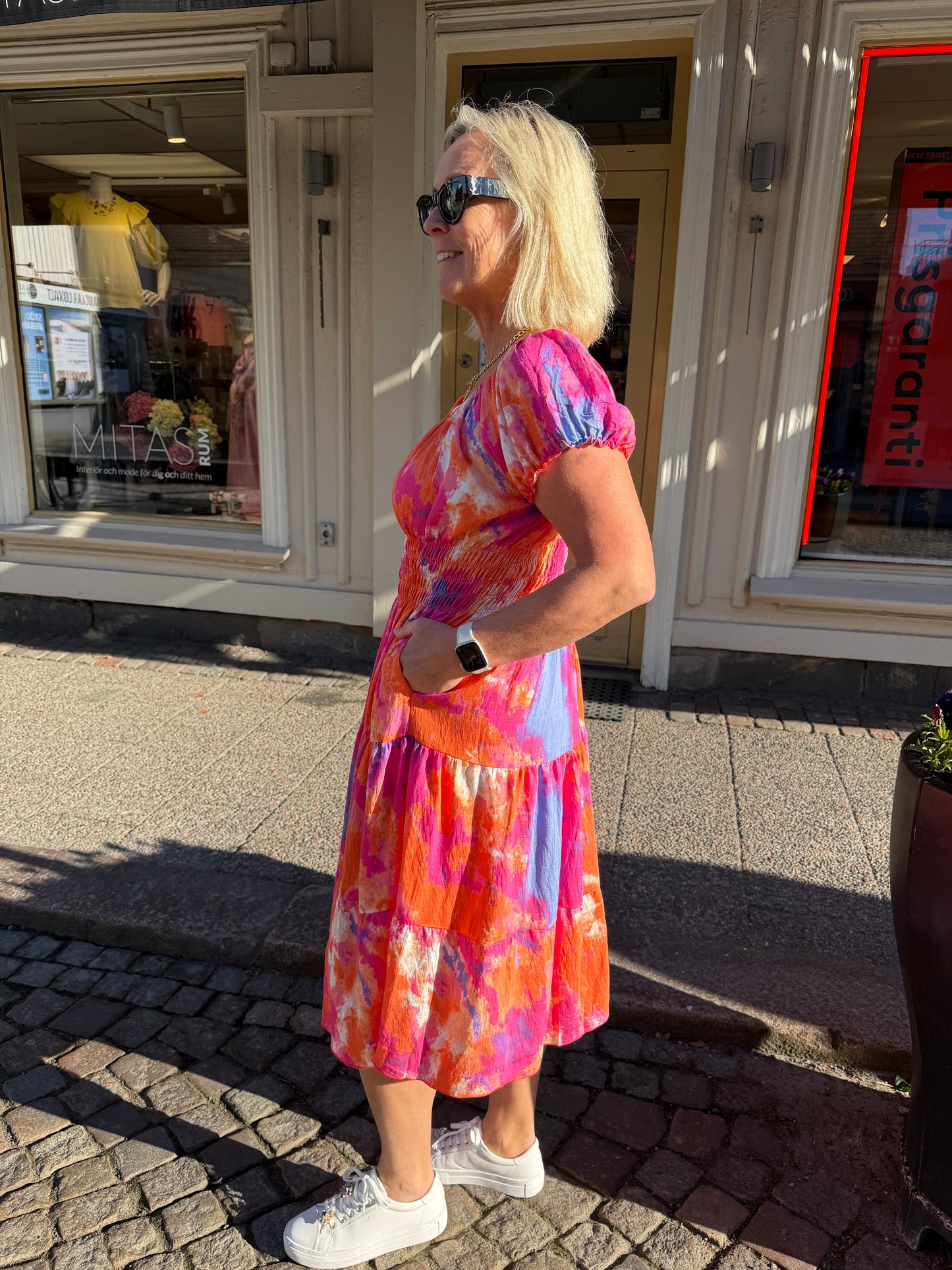 Klänning Kort Med Träknapp (Rosa)