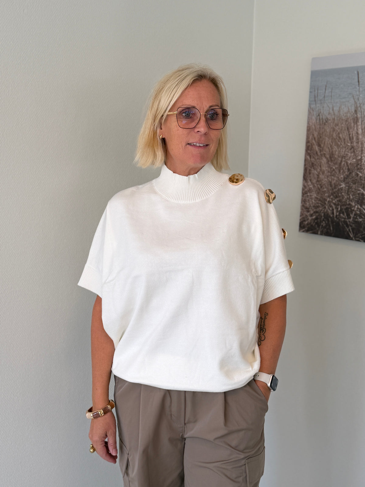 Stickad Tröja Med Guldknapp (Vit)