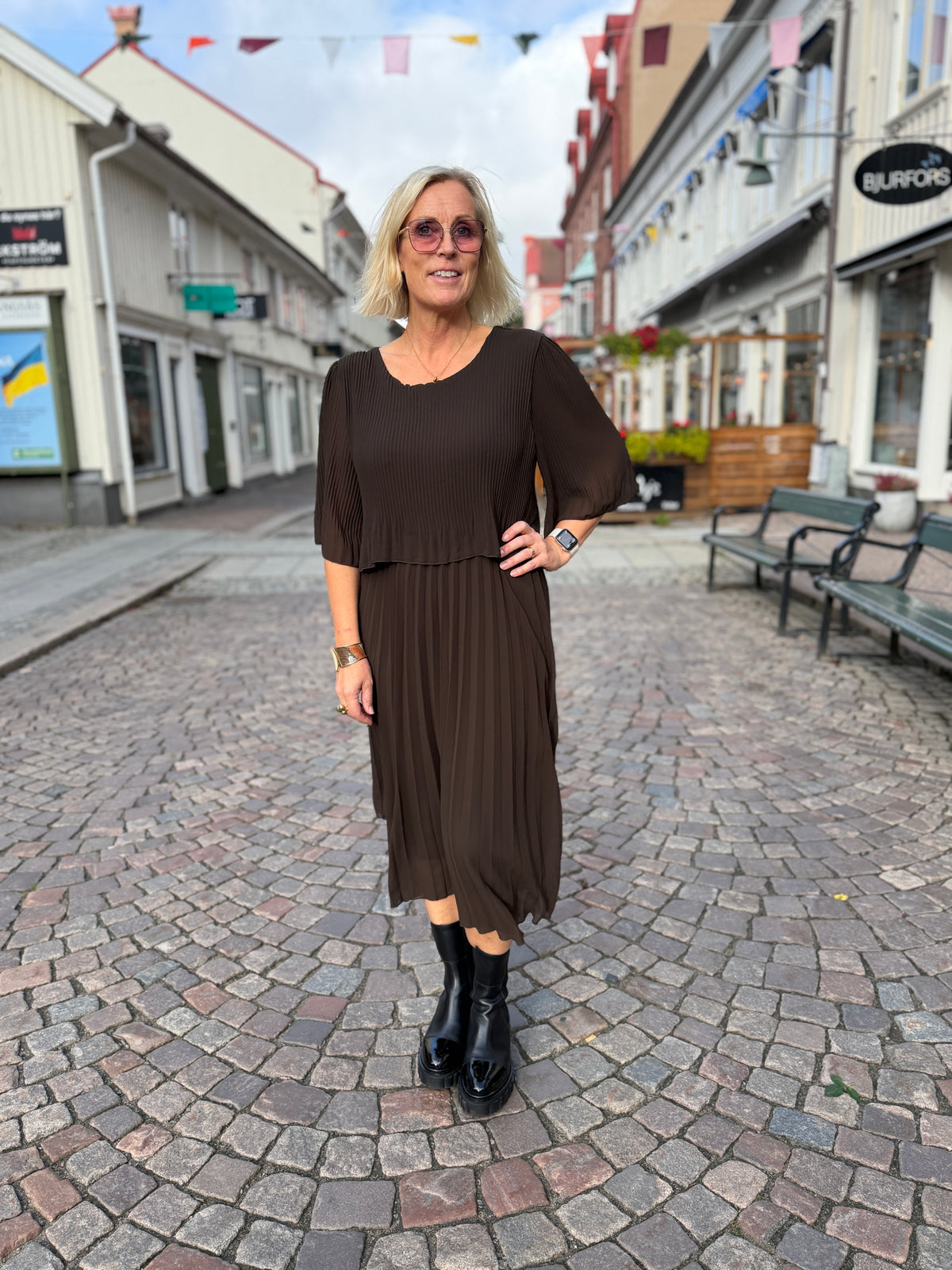 Plisserad Klänning (MÖRK BRUN)