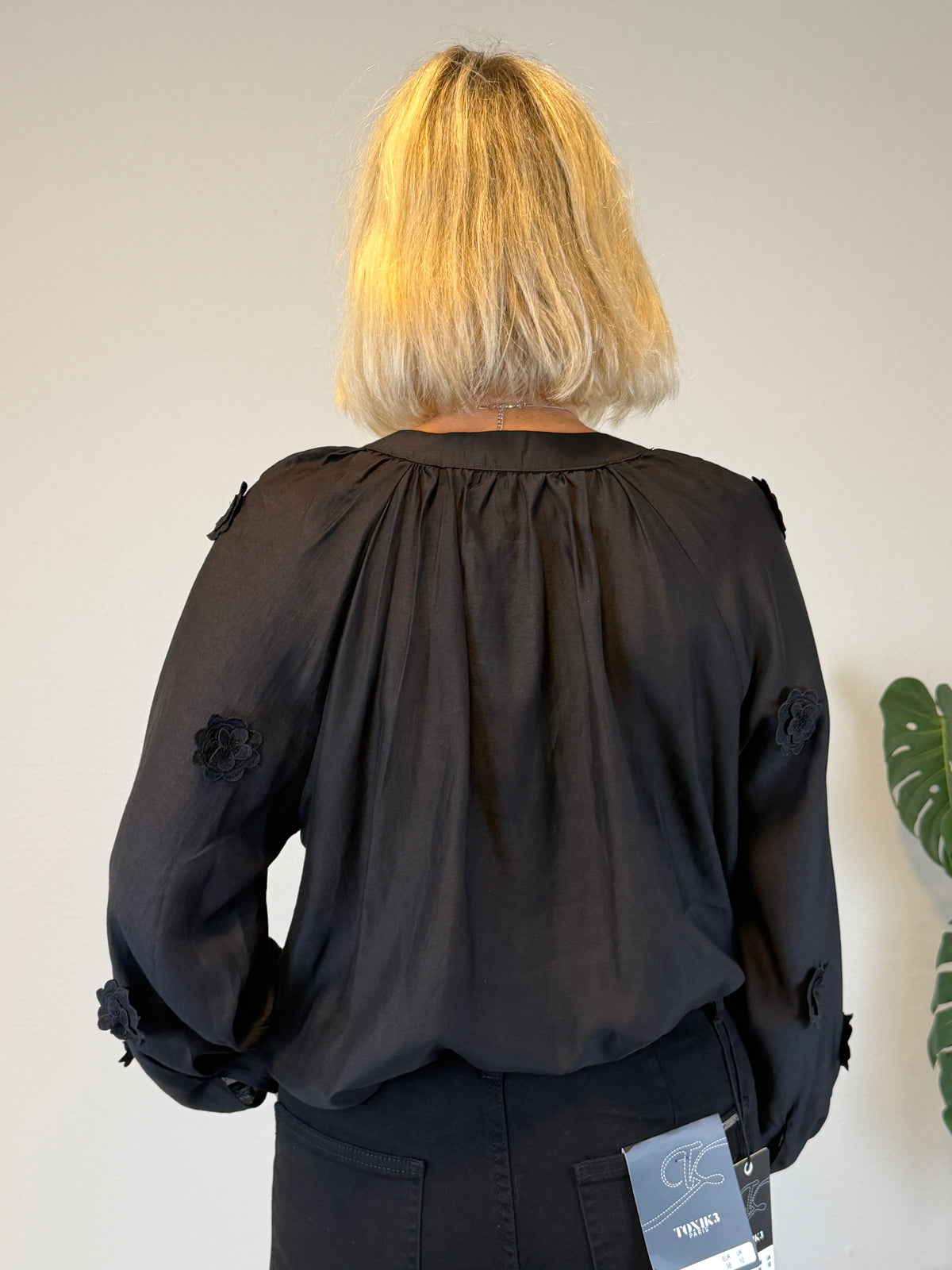 Blus Med Blommor (Svart)
