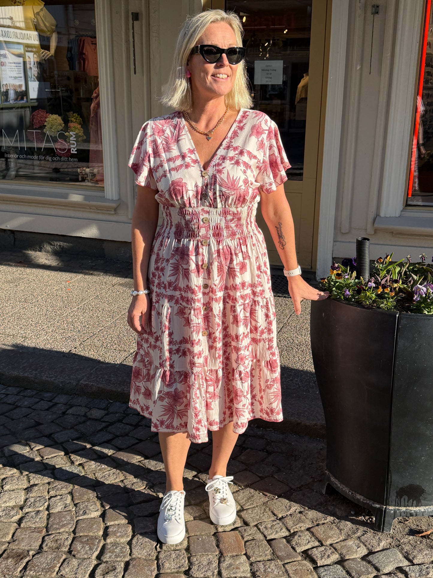 Klänning Kort Med Träknapp (Rosa)