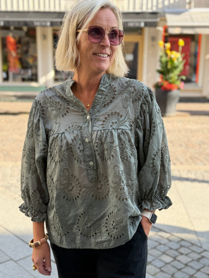 Julie Broderad Blus (Army)