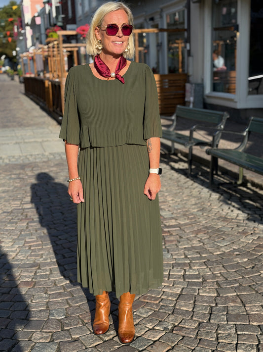 Plisserad Klänning (KHAKI)
