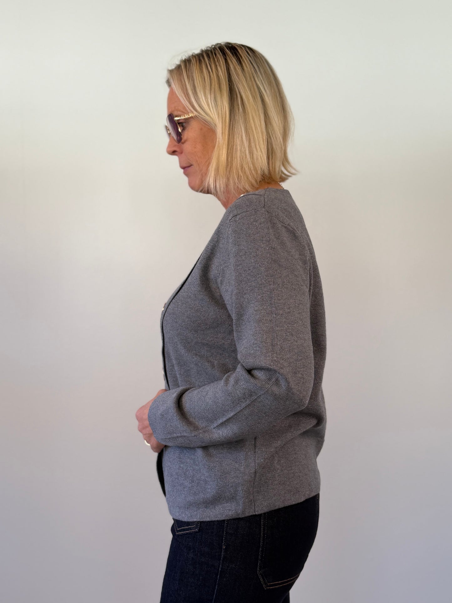 Stickad Tröja Med Guldknappar (Grå)
