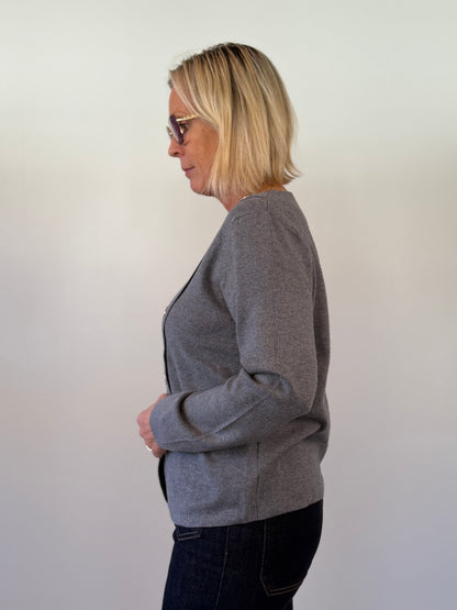 Stickad Tröja Med Guldknappar (Grå)
