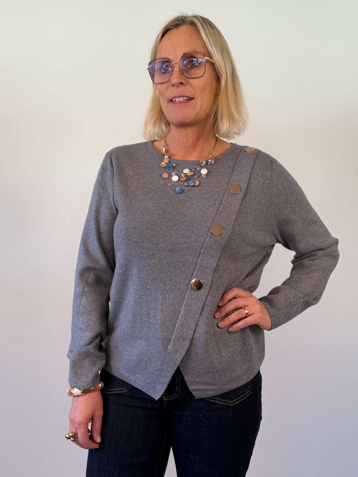 Stickad Tröja Med Guldknappar (Grå)