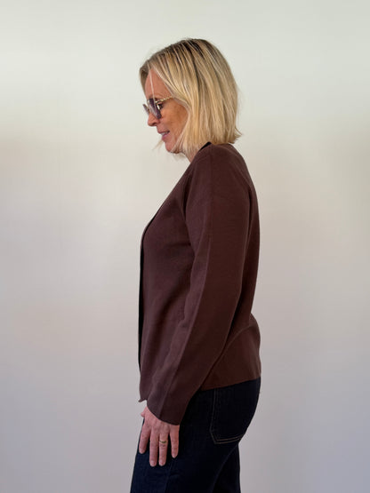 Stickad Tröja Med Guldknappar (Brun)