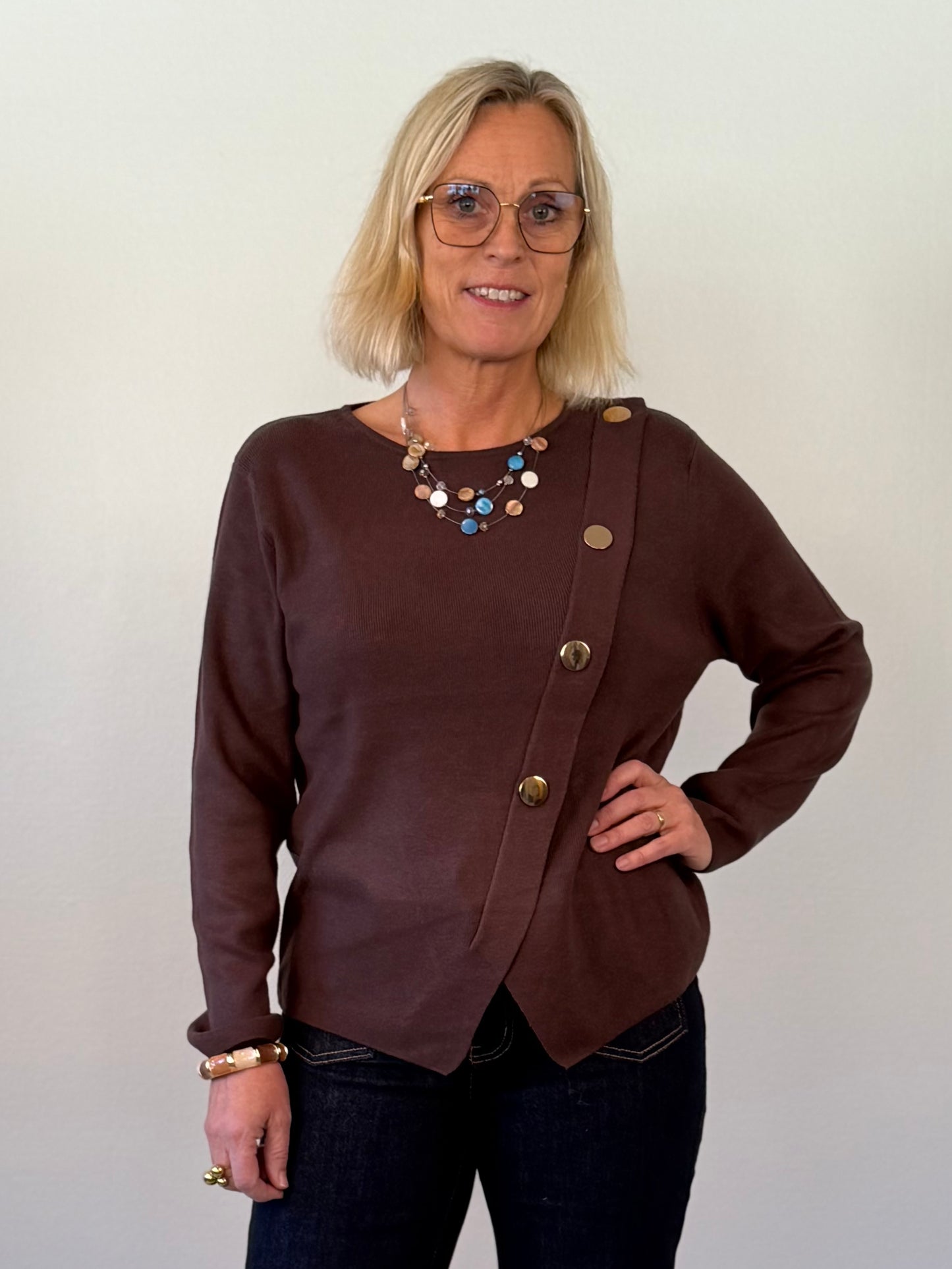 Stickad Tröja Med Guldknappar (Brun)