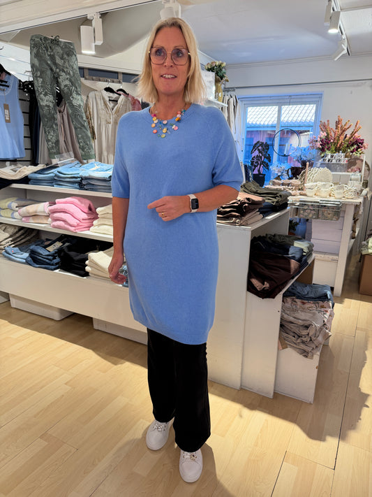 Stickad Klänning Med Rundhals (Ljusblå)