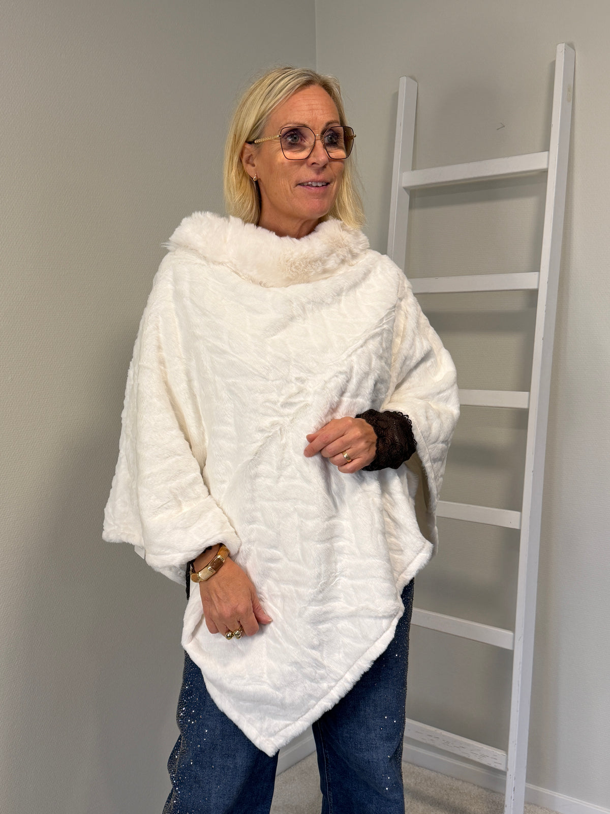 Poncho (White)