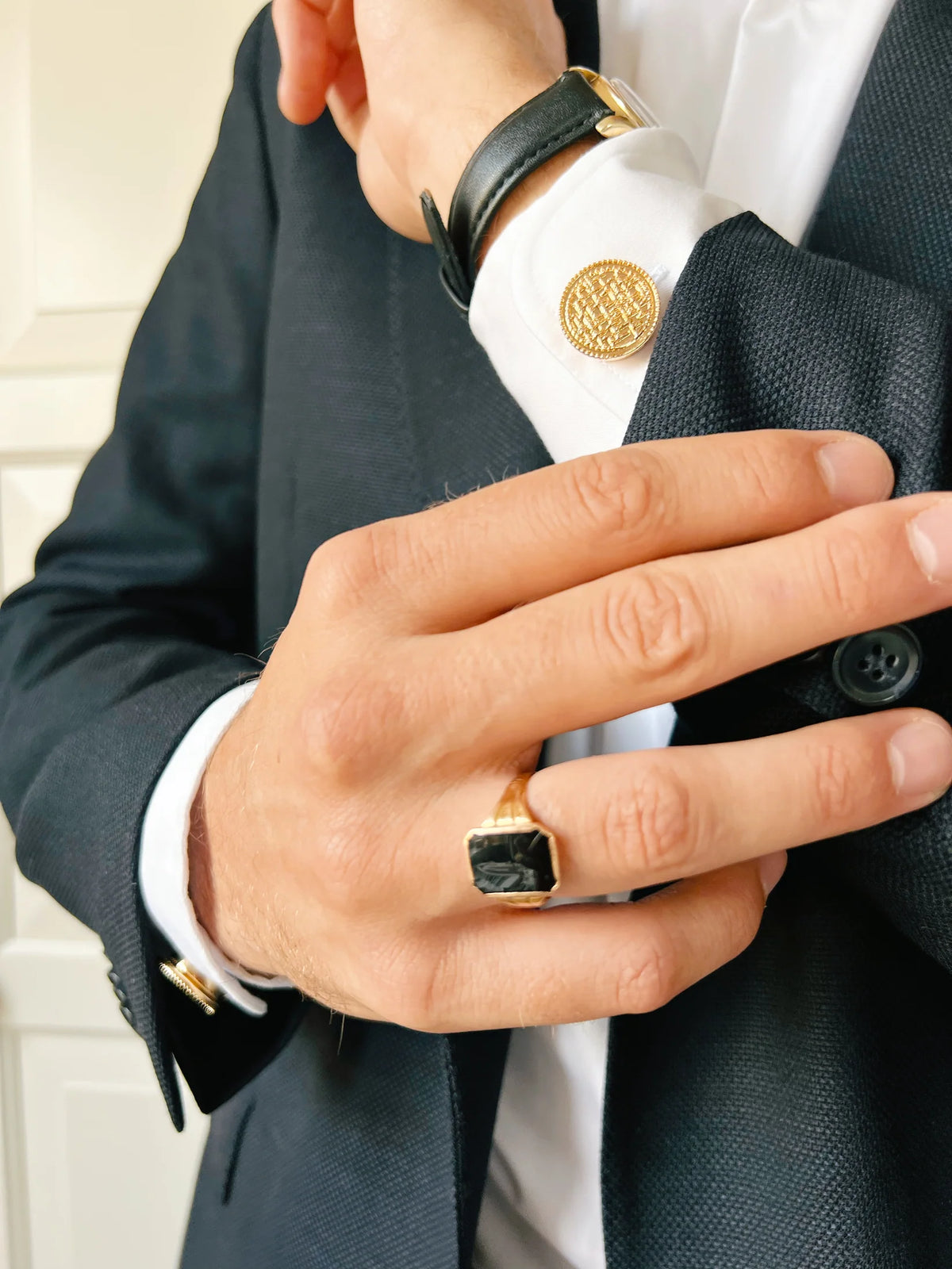 Medallion Cuff Button (Gold)