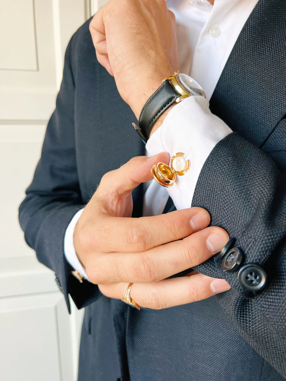 Medallion Cuff Button (Gold)
