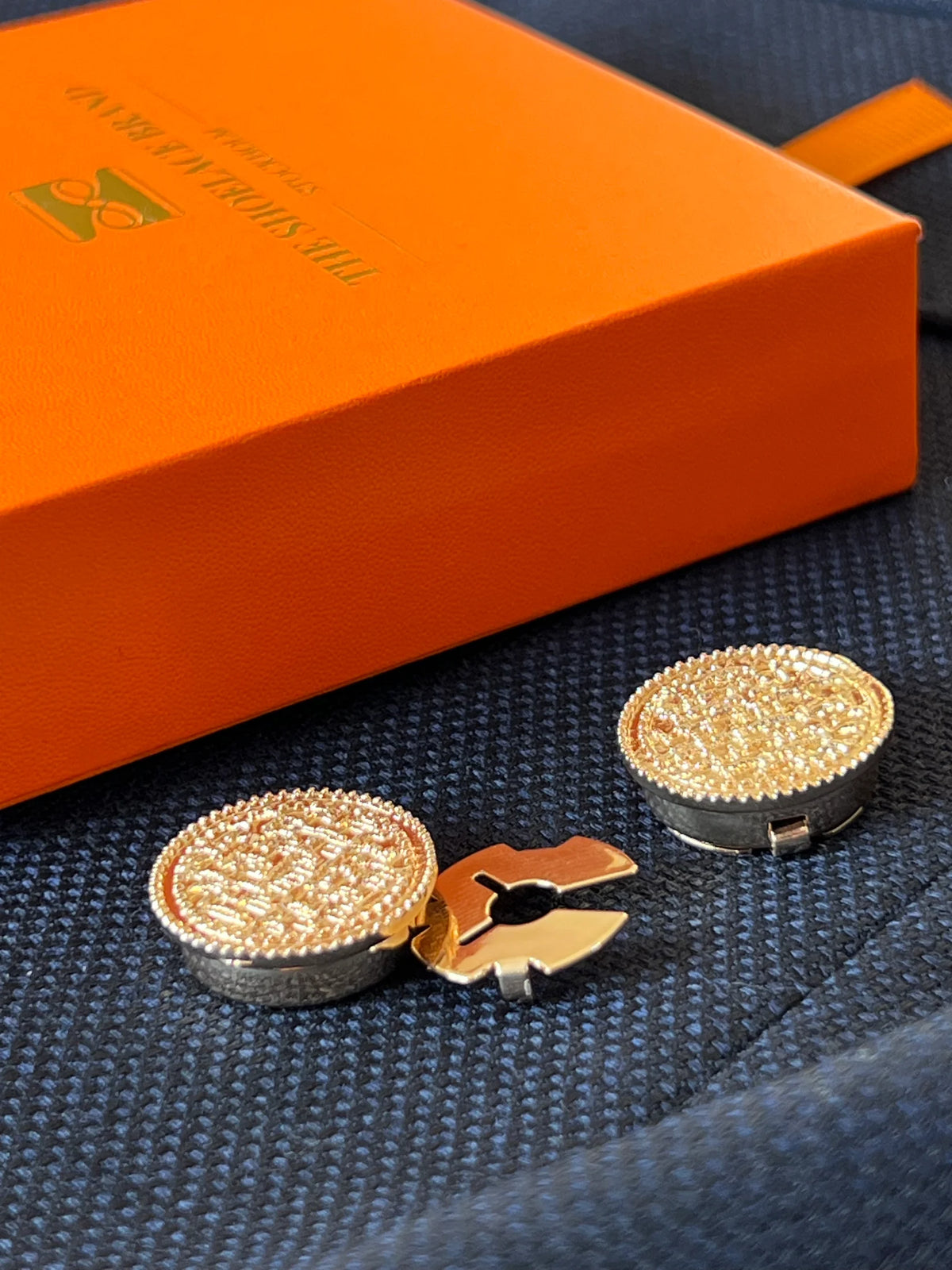 Medallion Cuff Button (Gold)